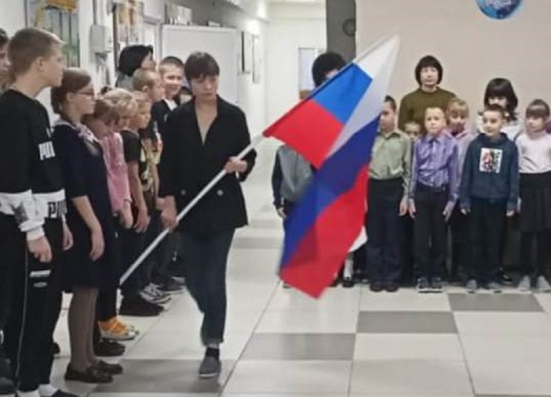 Платонова Снежана выносит флаг РФ
