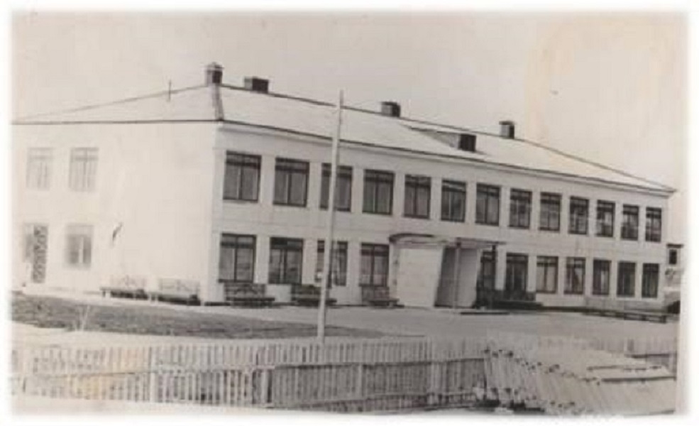 Здание школы в 1974 году